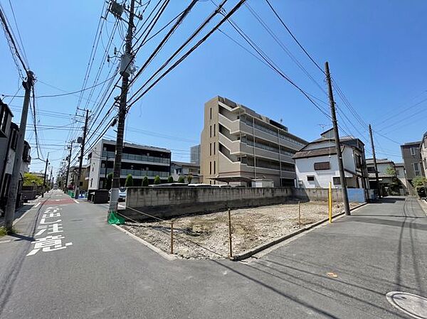 ＪＲ総武・中央緩行線 市川駅 / 徒歩9分、京成電鉄本線 市川真間駅 / 徒歩16分と2沿線利用可能で、通勤・通学やお出かけにも便利なアクセス環境です。行き先に応じて路線を使い分けられる点も魅力。