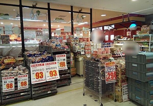 ワイズマートシャポー市川店 食品や日用品など幅広い商品を取り扱う店舗。日々の食材やちょっとしたお買い物にも利用でき、生活を支えてくれる便利な買い物施設です。 670m
