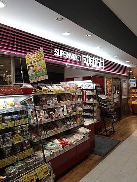 成城石井シャポー市川店 こだわりの食品や調味料、惣菜、スイーツなどを幅広く取り揃えるスーパー。普段の食事に加えて、特別な日の食材や手土産選びにも利用しやすい施設です。 670m