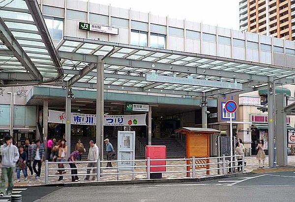 市川駅(JR東日本 総武本線) 駅まで近く、毎日の通勤・通学にも便利です。駅周辺には商業施設も揃っており、お買い物や外食など日々の暮らしにも便利な住環境です。 810m