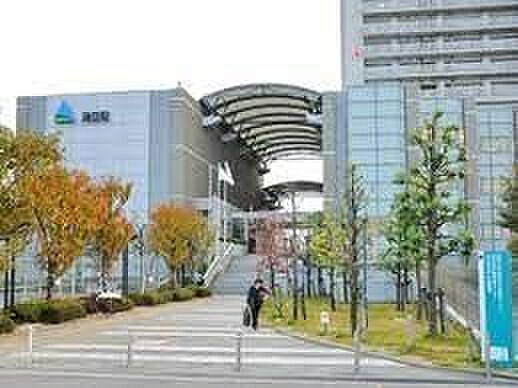 足立区立中央図書館 徒歩26分。 2040m