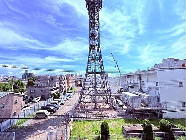 バルコニーからの眺望です。4階かつ正面に高い建物がないため空も広く、遠くの建物まで見えます。天気がいい日はこのバルコニーで深呼吸したくなりますね♪