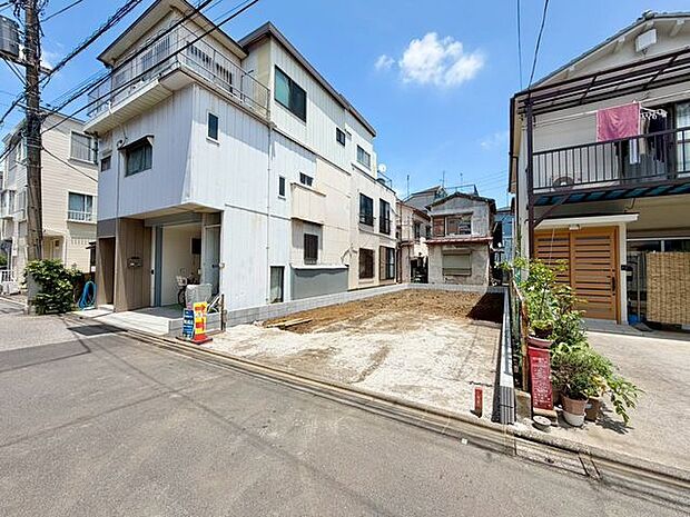 前面道路は幅員約6mの公道に面しており、車の通行や出入りもスムーズに行えるゆとりのある道路環境です。車同士のすれ違いもしやすいため、日常の車利用や来客時にも安心してご利用できます。