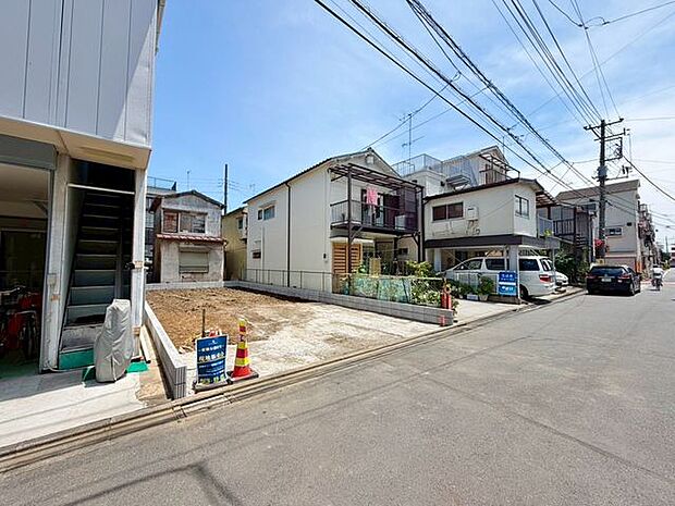 前面道路は6m以上の広さ。隣家との間隔も十分。細やかな配慮が行き届いた贅沢なお住まいです。小学校や買い物施設、病院が徒歩圏内で住み心地の良さを実感いただけます。