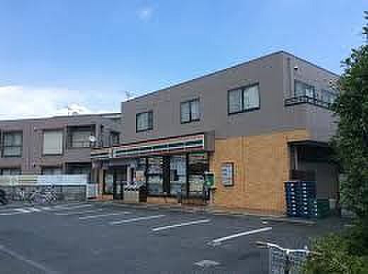 セブンイレブン江戸川春江町5丁目店 欲しいものが欲しい時に手に入る“街の冷蔵庫”。こだわりのおにぎりやコーヒー、日用品まで揃い、24時間いつでも頼れる、生活のすぐそばにある安心と便利の象徴です…