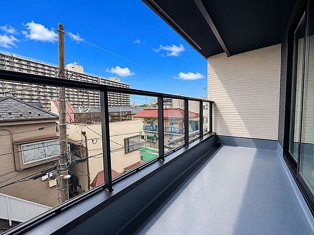 2か所に配置されたバルコニーが室内へ豊かな光と風を呼び込みます。用途に合わせて使い分けることができ、日々の洗濯作業や気分転換のひとときを爽やかにサポートします。
