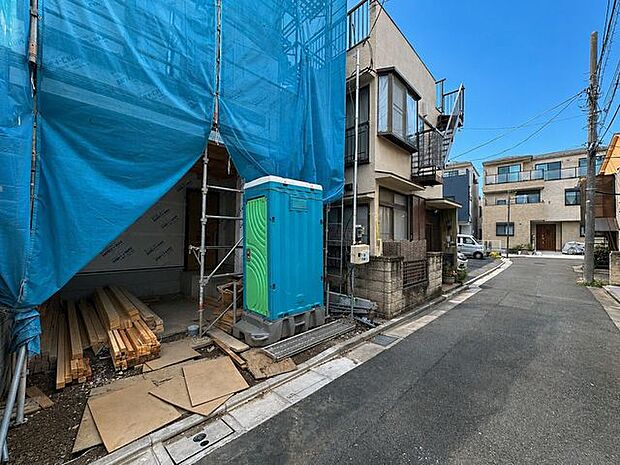 ビルトインガレージを備えた住まいで、大切な愛車を雨風から守ることができます。駐車スペースとしてはもちろん、荷物の積み下ろしや自転車置場としても活用可能です。