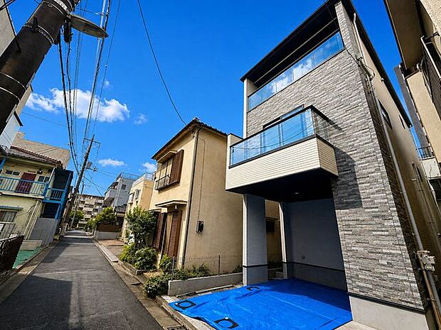 幅員4.0mの公道に接したスッキリとした前面道路環境。周辺の交通量が少ないためお車の出入庫も落ち着いて行え、小さなお子様がいるご家庭でも安心な歩行空間を保ちます。