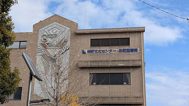 江東区立砂町図書館 徒歩13分。静かな環境で勉強や読書に集中できるほか、無料で多様な資料や情報が利用でき、家族みんなの学びや趣味が広がります。 1030m
