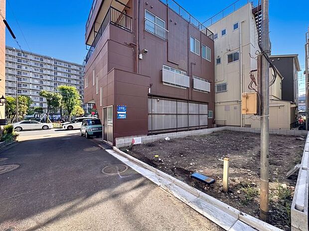 周辺には公園が多くお子様とのお散歩や自宅での作業の息抜きにお散歩するのもおすすめです!子供が集まり遊べる場所があることはコミュニケーション能力の向上につながります。
