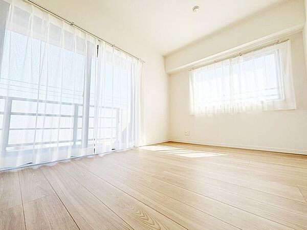 洋室はシンプルで使い勝手の良い設計。主寝室や子ども部屋、書斎など、ライフスタイルに合わせて柔軟にお使いいただけます。落ち着いた色合いと心地よい採光で、ゆったりと過ごせるプライベート空間です。