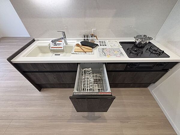 キッチンは独立型で、お料理に集中できる落ち着いた空間設計。リビングやダイニングと程よく分かれているため、匂いや音も気になりにくく、作業にしっかり向き合えます。