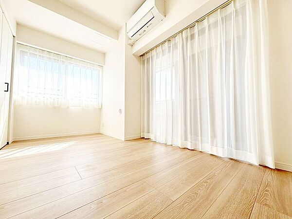 明るい居室は落ち着いたくつろぐ空間になります。明るい日差しで目覚めることができ、作業や勉強、趣味に集中できる自室での自分時間を存分に楽しみましょう。