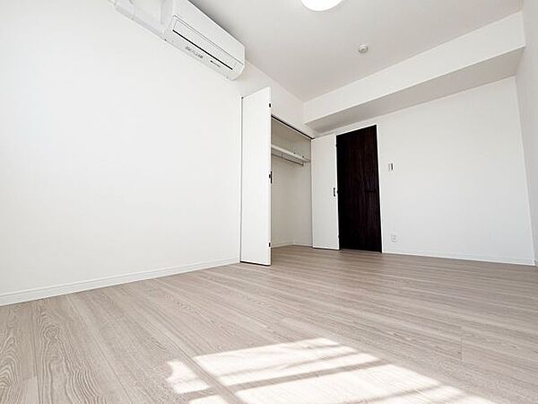 ストレージルームやお子様部屋、書斎など収納部屋としても集中して作業する部屋としても多方面で活躍してくれます。収納とクローゼットもあるので室内を広く、有効的にお使いいただけます。