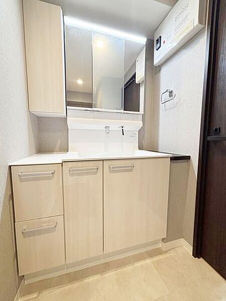 清潔感のある洗面化粧台！シャワー付きで、機能性に富んだ三面鏡と使い勝手の良い収納を完備しております。ボウルが深くてお子様でも洗いやすいです。機能性に優れた洗面台となっております。