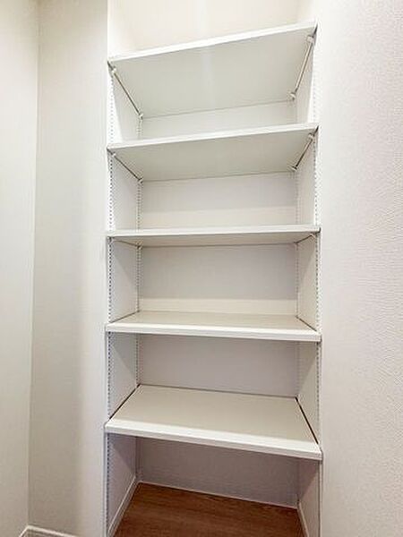 可動棚付きの収納がございますのでどんな大きさの荷物も収納でき、空間を余すことなく使えるのであったら嬉しい設備です。リビング周りの細かいものを収納してスッキリした部屋作りができます♪