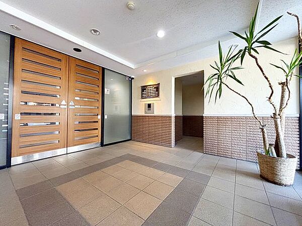 重厚感溢れるエントランスは、マンションの一つの特徴でもあります。セキュリティーに守られている館内は静寂な中が保たれており、管理が行き届いている印象を受けました。