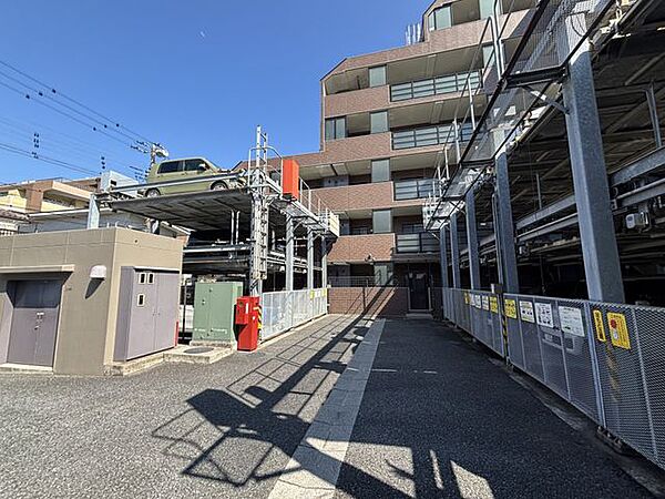 立体駐車場の主なメリットは、土地を垂直に活用することで少ない土地面積で多くの車両を収容できること、盗難やいたずらのリスクが低減されること、悪天候から車を守れることです！