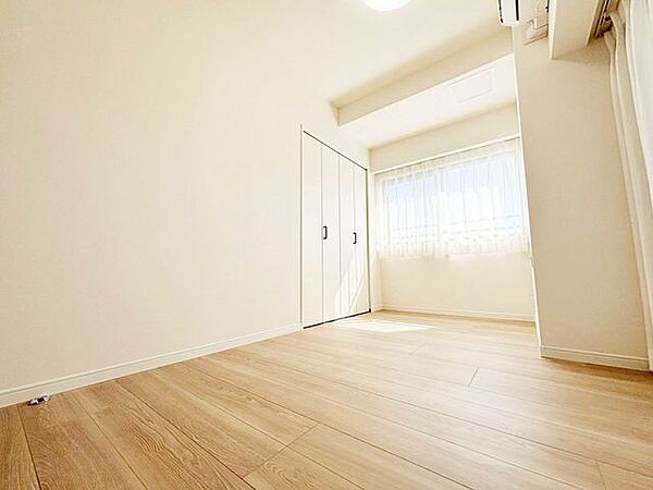 明るい居室は落ち着いたくつろぐ空間になります。明るい日差しで目覚めることができ、作業や勉強、趣味に集中できる自室での自分時間を存分に楽しみましょう。