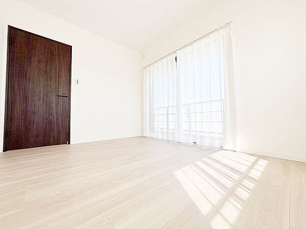 ベッドを配置しても十分な広さを確保できる寝室です♪住んでから後悔しないために、そして何よりゆっくりと安眠できるよう、居心地がよく快適に過ごせる寝室の空間づくりにこだわりましょう。