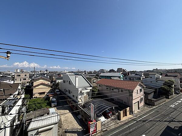 優しい風が感じられる開放感あるバルコニー。気持ちの良い眺望はこのお部屋の自慢です。青空を眺めながら一息つける環境で、心地いい毎日を過ごせそうですね♪