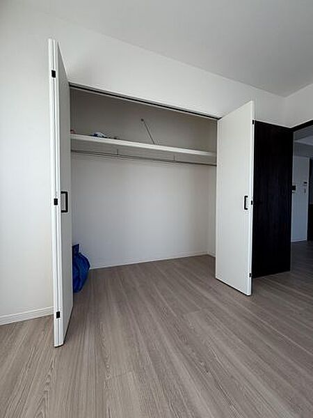 各部屋に収納があり、クローゼットをうまく使えば広々快適な寝室になります。窓も多く、日当たりも風通しも良好なためお子様の勉強部屋としても活躍しそうです♪