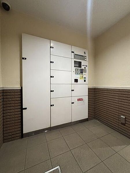 宅配ボックスは在宅時・不在時に関わらず、居住者の代わりに非対面で宅配物を受け取ってくれる便利な設備です。置き配対策にもなり安心して外出ができます。