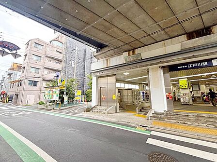 最寄り駅まで徒歩1分圏内。毎日の通勤・通学はもちろん、雨の日の駅への送り迎えや、お仕事帰りの駅周辺でのショッピングも気軽に楽しめる便利な立地です。