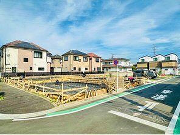前面道路含む外観