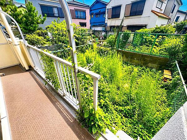 1階住戸ならではの開放感を楽しめる魅力的な専用庭。ガーデニングや日光浴など、プライベートな屋外空間で緑や風を感じる贅沢な時間を日常に叶えます。