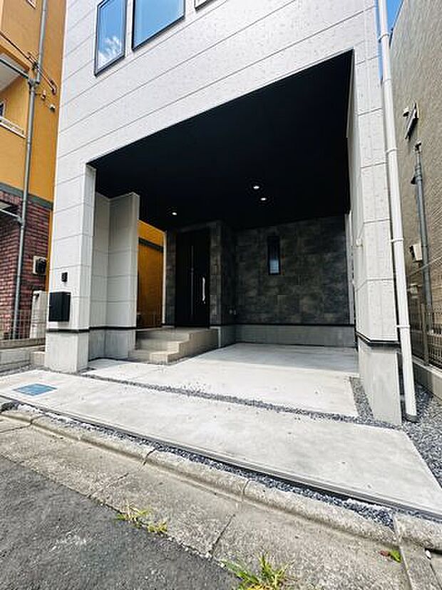 建物一体型の安心感あふれるガレージスペース。天候に左右されず乗り降りができる利便性を備え、日常のカーライフやアクティブなお出かけをストレスフリーで快適に叶えます。