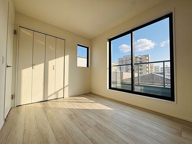 全室フローリング仕上げで清潔に保ちやすい主寝室エリア。落ち着いた居住環境が整っており、一日の疲れをしっかり癒やす心地よい睡眠タイムを実現します。