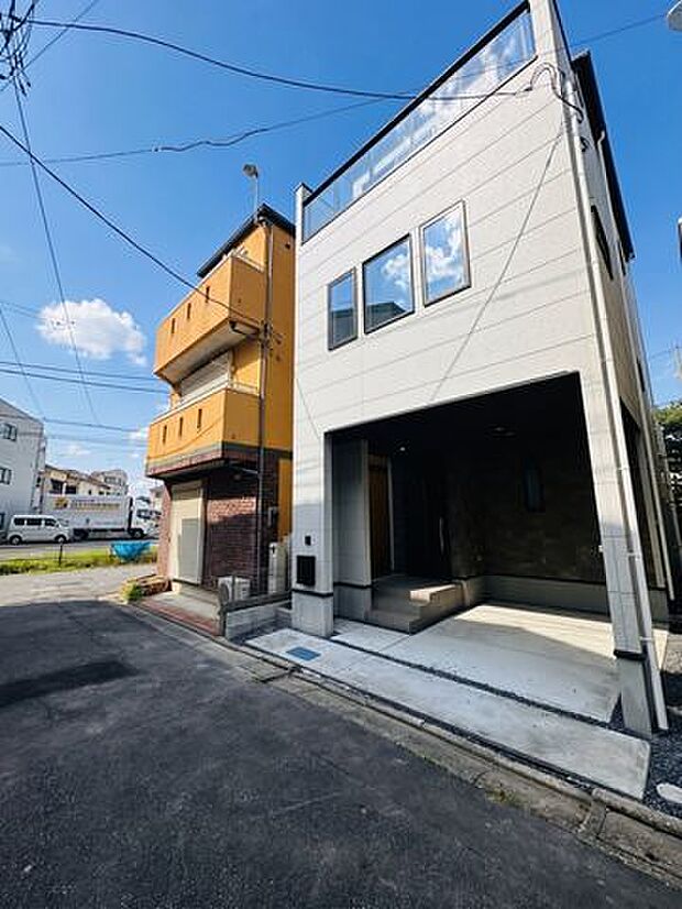 洗練された現代的な意匠が魅力の最新新築住宅。平坦な街並みに佇み、ご家族の新しい生活のスタートにふさわしい清潔感と落ち着きを感じさせるデザインです。