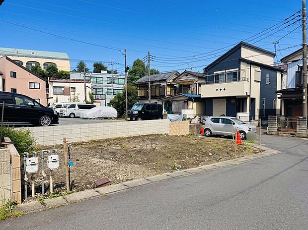 【現地】敷地全体を効率的に活かせる整形地アプローチ。広々とした113.40m2の建物プランと組み合わさることで、陽光と心地よい風を存分に採り入れた快適な住生活をしっかりカタチにします。
