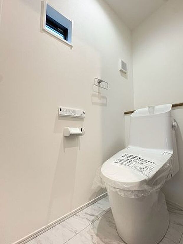 温水洗浄機能のついたシャワートイレです。トイレ内は収納があるため、トイレットペーパー、掃除用品、サニタリー用品などを隠して収納でき、空間がすっきりと保たれます。