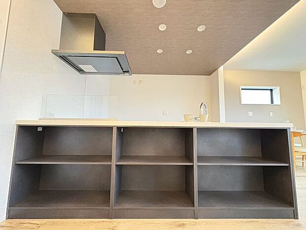 収納がございますのでどんな大きさの荷物も収納でき、空間を余すことなく使えるのであったら嬉しい設備です。リビング周りの細かいものを収納してスッキリした部屋作りができます♪
