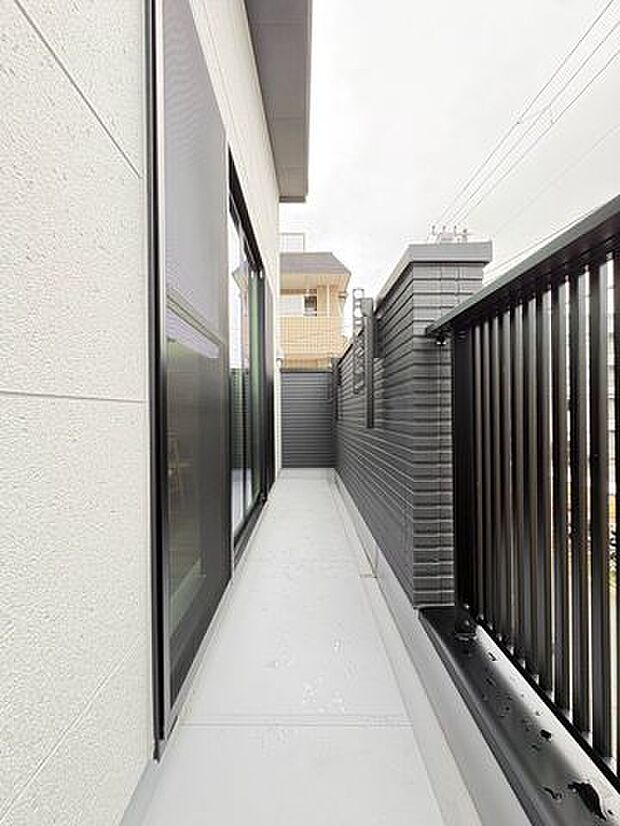優しい風が感じられる開放感あるバルコニー。気持ちの良い眺望はこのお部屋の自慢です。青空を眺めながら一息つける環境で、心地いい毎日を過ごせそうですね♪