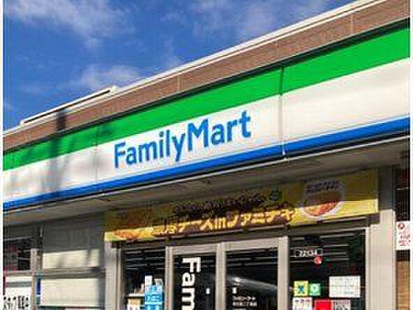 ファミリーマート市川宝二丁目店 徒歩4分。24時間いつでも買い物ができ、ATMや公共料金の支払い、宅配サービスなど暮らしに必要な用事を一ヶ所でサッと済ませられるのが魅力です。 270m
