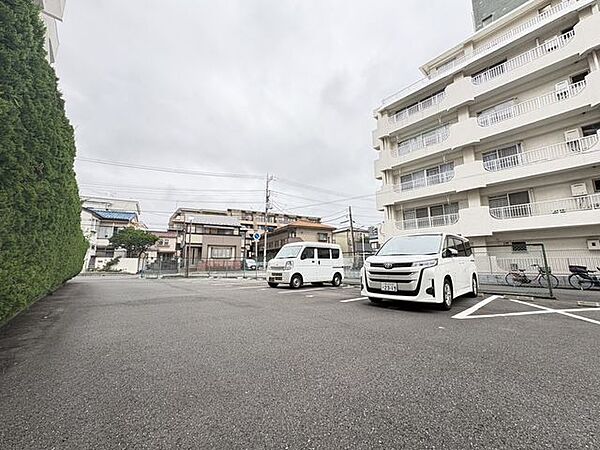 マンションに駐車場があるメリットは、利便性、周辺相場より安い場合が多い、防犯性が高い、車が汚れにくいなどが挙