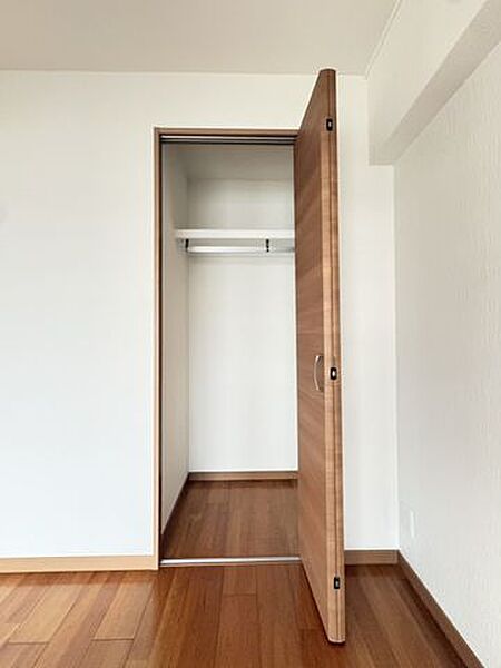 各居室にはたっぷり収納ができるクローゼットを完備。暮らしの心地を大きく左右する収納を適材適所に配置し、使い勝手を考慮しました。空間をあますところなく有効利用しました。