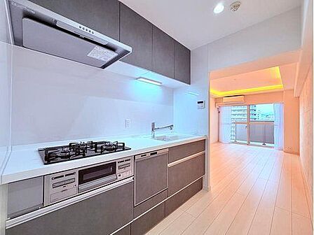 キッチンは独立型で、お料理に集中できる落ち着いた空間設計。リビングやダイニングと程よく分かれているため、匂いや音も気になりにくく、作業にしっかり向き合えます。