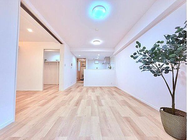 窓の多い家は、明るく開放的な空間になり、風通しや日当たりが良くなるというメリットがあります。照明や暖房のための電気代が節約できるので明るいリビングは家族も嬉しい間取りです！