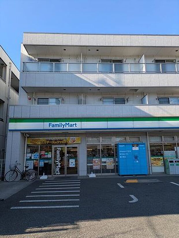 ファミリーマート南篠崎町二丁目店 徒歩7分。店内で粉ミルク用のお湯の提供を行っているほか、ベビーカーでの入店にも配慮した子育て支援対応の店舗です。 510m