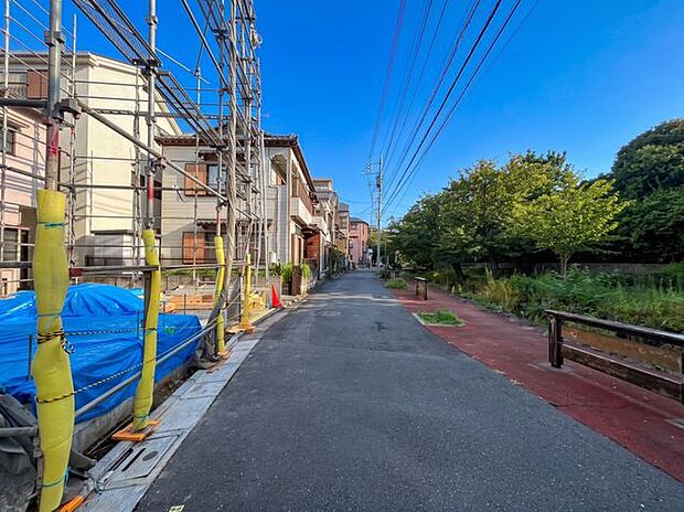前面道路4mの幅員があります。見通しが良く、車の出し入れも安心して行えるため、ファミリー層にもおすすめです。周辺は交通量が少なく、静かで落ち着いた住環境が魅力です。