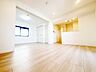 リビング/ダイニング：ホワイトで統一された部屋は清潔感やラグジュアリーな雰囲気を演出します。さらに、部屋を明るく広く見せてくれるのでどんな家具も合わせやすく、居心地のいい空間になります♪