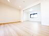 室内：リビング横の洋室は普段は開け放して広々としたリビングとして使用。来客時には戸を閉めてお洗濯ものなど見せたくないものを隠したり、ワークスペースとしてなどいろいろな使い方ができます。