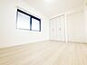 室内：ストレージルームやお子様部屋、書斎など収納部屋としても集中して作業する部屋としても多方面で活躍してくれます。収納とクローゼットもあるので室内を広く、有効的にお使いいただけます。