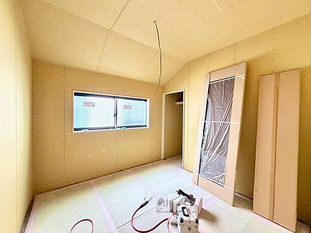 ベッドを配置しても十分な広さを確保できる寝室です♪住んでから後悔しないために、そして何よりゆっくりと安眠できるよう、居心地がよく快適に過ごせる寝室の空間づくりにこだわりましょう。