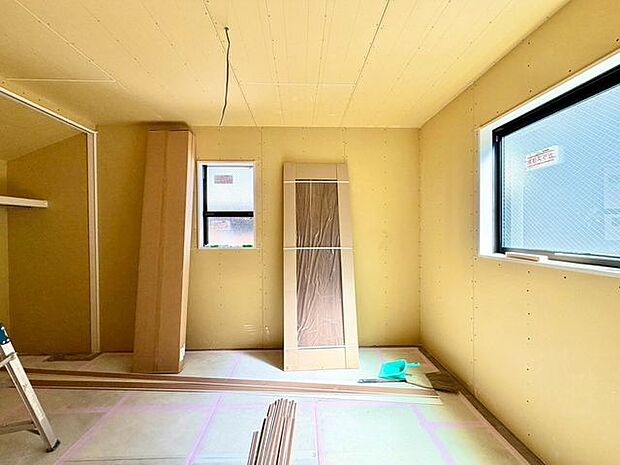 お子様のお部屋や寝室としても使いやすい洋室。フローリング仕様のためお掃除も簡単で、清潔感のある住空間を保てます。収納と組み合わせれば、すっきりとした暮らしが実現できます。