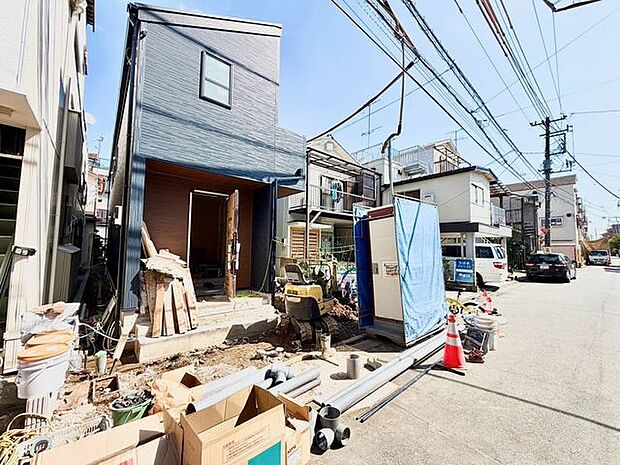 前面道路は6m以上の広さ。隣家との間隔も十分。細やかな配慮が行き届いた贅沢なお住まいです。小学校や買い物施設、病院が徒歩圏内で住み心地の良さを実感いただけます。